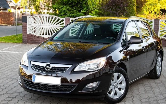 Opel Astra cena 29900 przebieg: 170000, rok produkcji 2012 z Bierutów małe 596